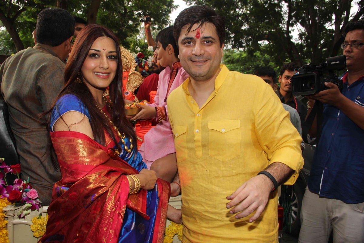 Sonali Bendre and husband Goldie Behl bid goodbye to Lord Ganesha Ganesh Chaturthi 2014
