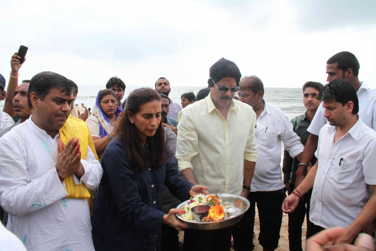 Anil Kapoor during a quiet the Ganpati Visarjan. Ganesh Chaturthi 2014