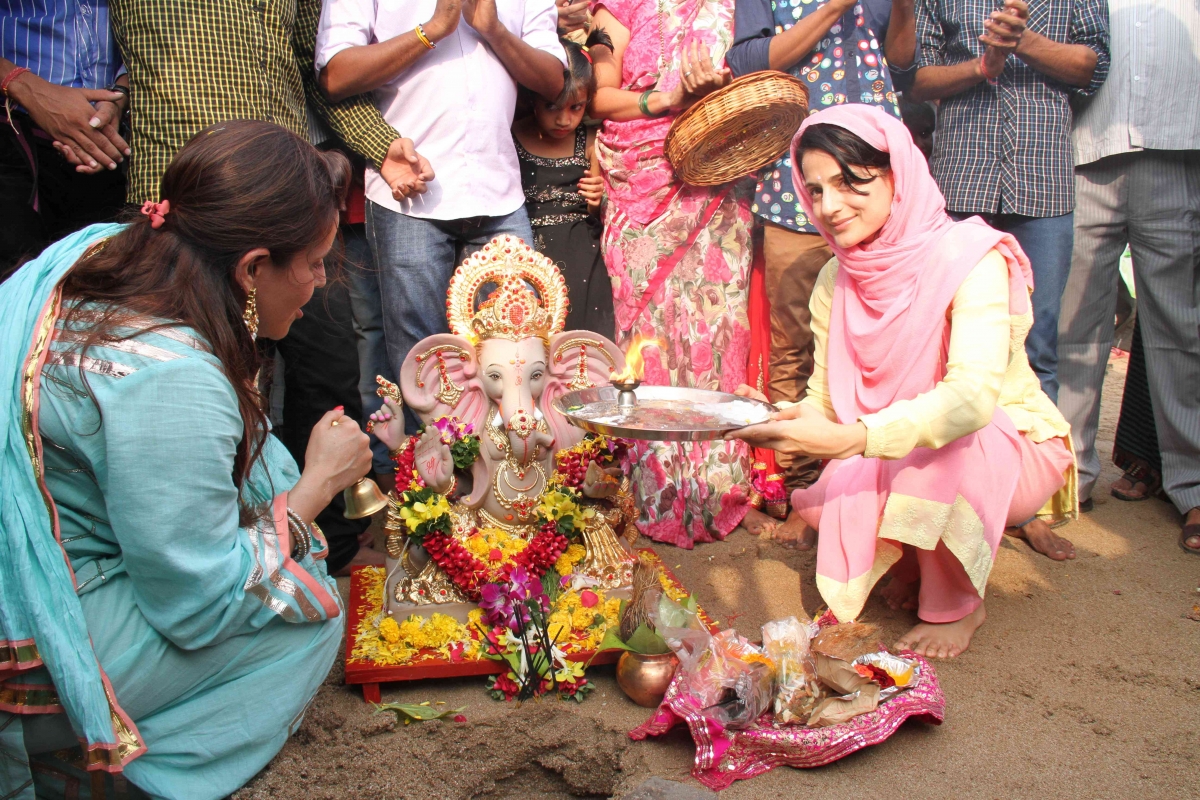 Ameesha Patel's simple Ganesh Chaturthi celebrations come to an end. Ganesh Chaturthi 2014