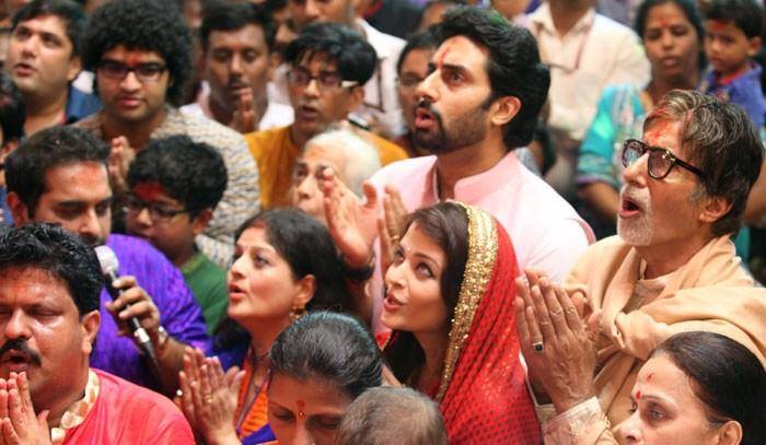 Amitabh, Aishwarya Rai and Abhishekh Bachchan pray at Lalbaugcha Raja. Ganesh Chaturthi 2014
