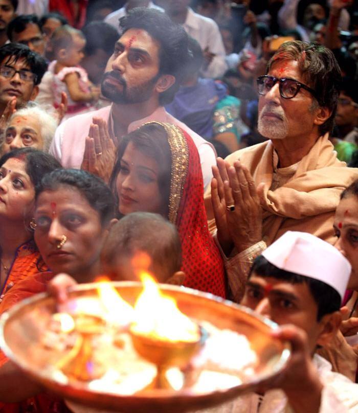 Amitabh, Aishwarya Rai and Abhishekh Bachchan pray at Lalbaugcha Raja. Ganesh Chaturthi 2014
