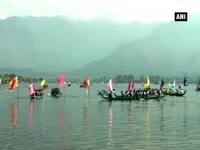 girls-take-part-in-boat-race-in-kashmir