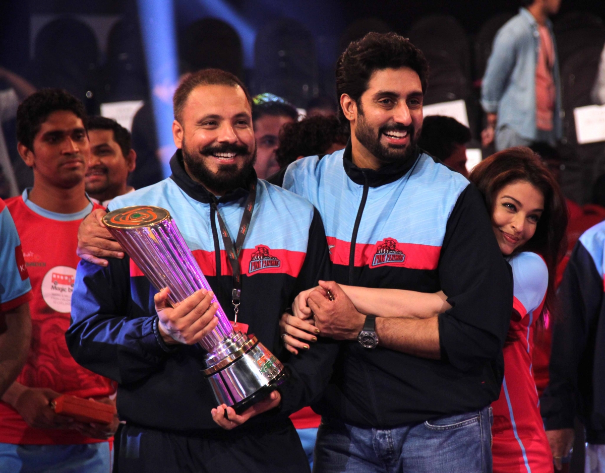 Aishwarya Rai, Abhishek Bachchan share a warm hug post victory. Aishwarya Rai, Abhishek Bachchan celebrate Jaipur Pink Panthers' win