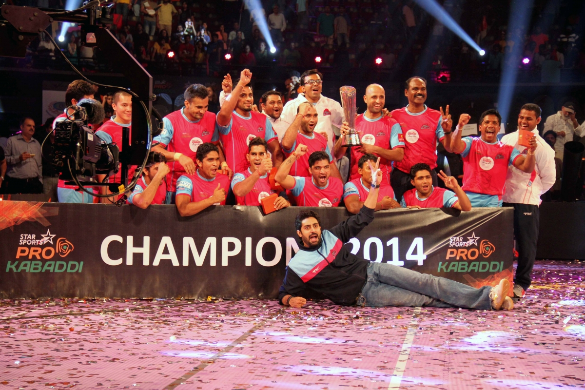Ecstatic Abhishek celebrates with his team. Aishwarya Rai, Abhishek Bachchan celebrate Jaipur Pink Panthers' win