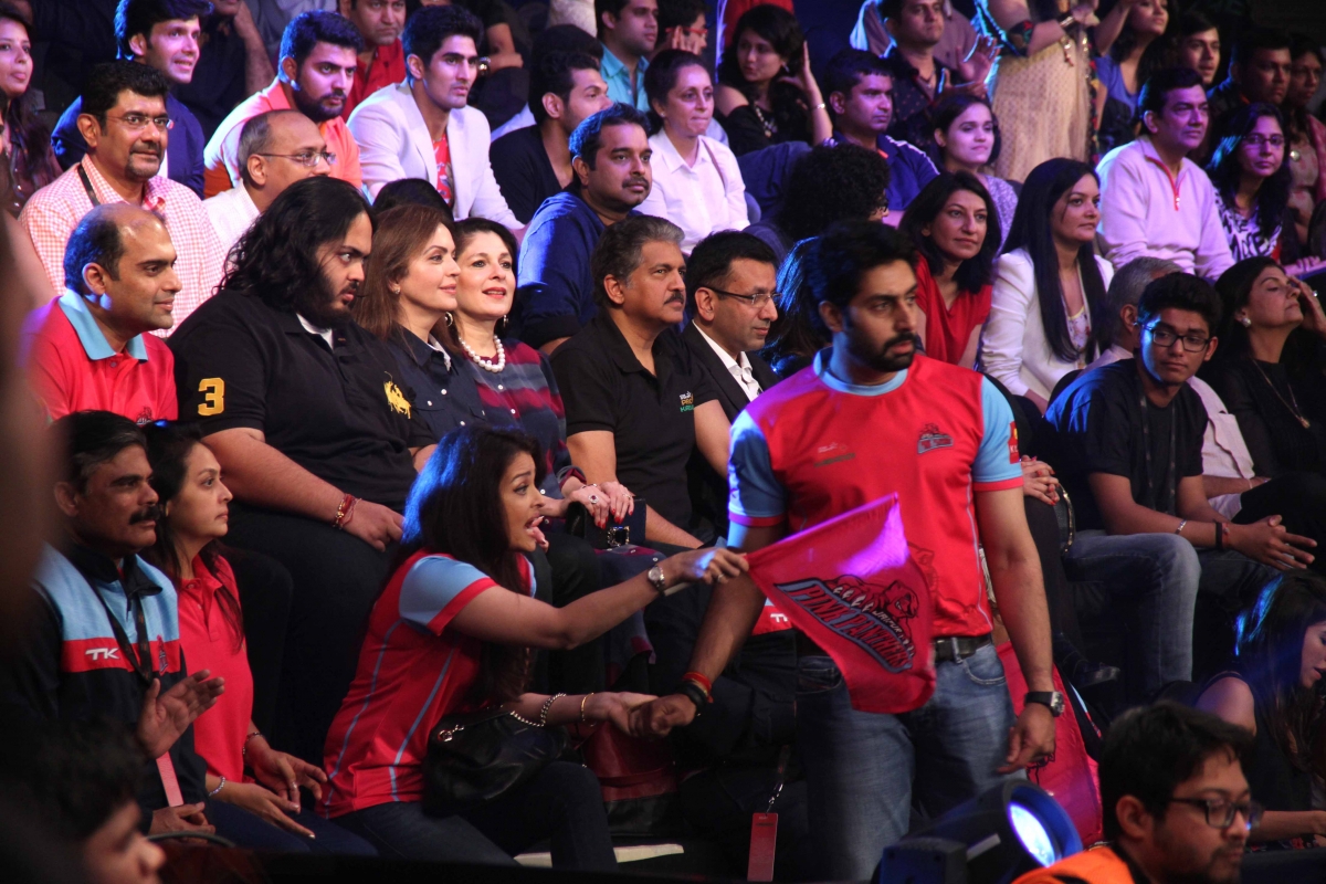 Aishwarya, Abhishek hold hands during a tense moment in the match. Aishwarya Rai, Abhishek Bachchan celebrate Jaipur Pink Panthers' win