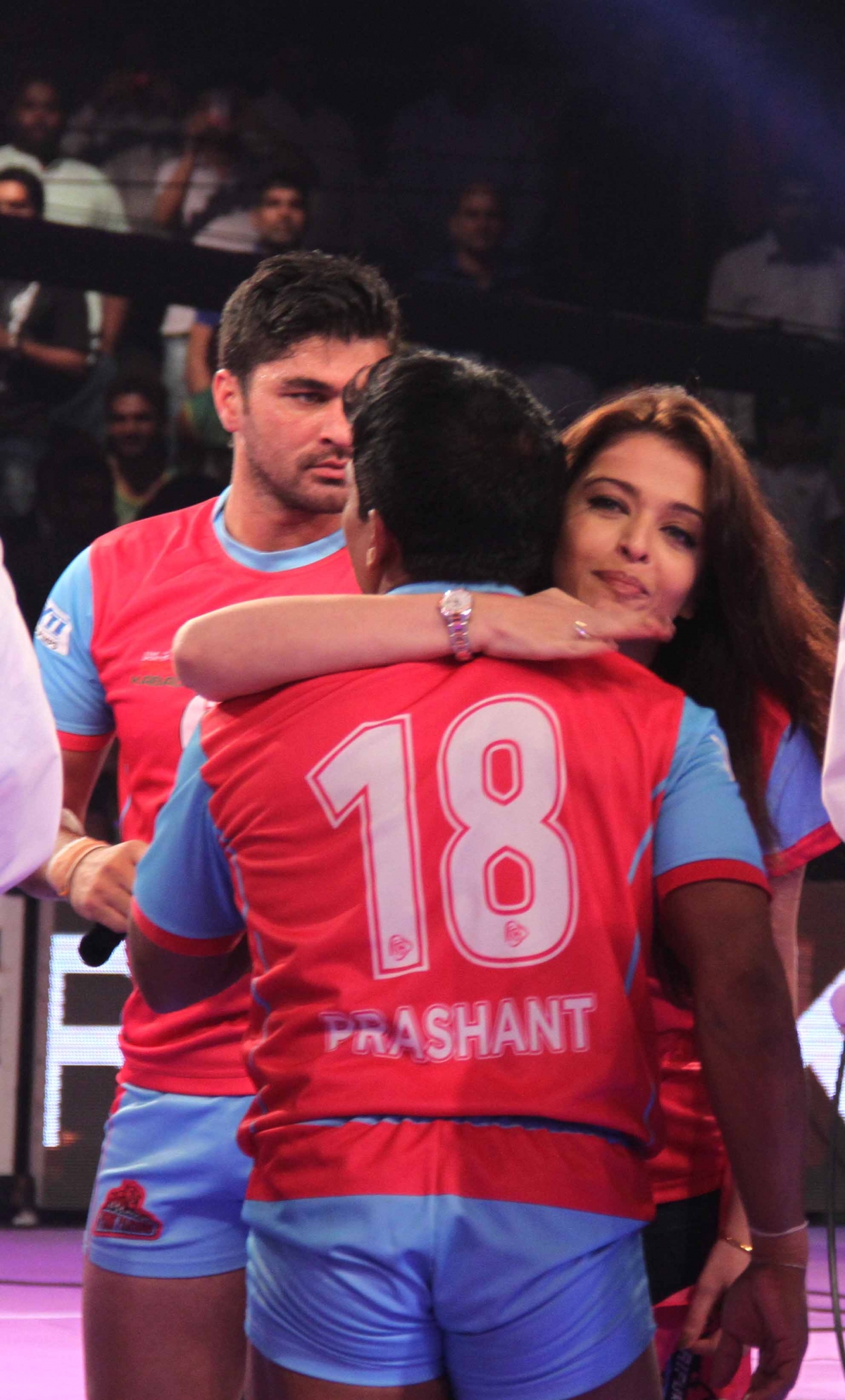 Aishwarya hugs one of the players. Aishwarya Rai, Abhishek Bachchan celebrate Jaipur Pink Panthers' win