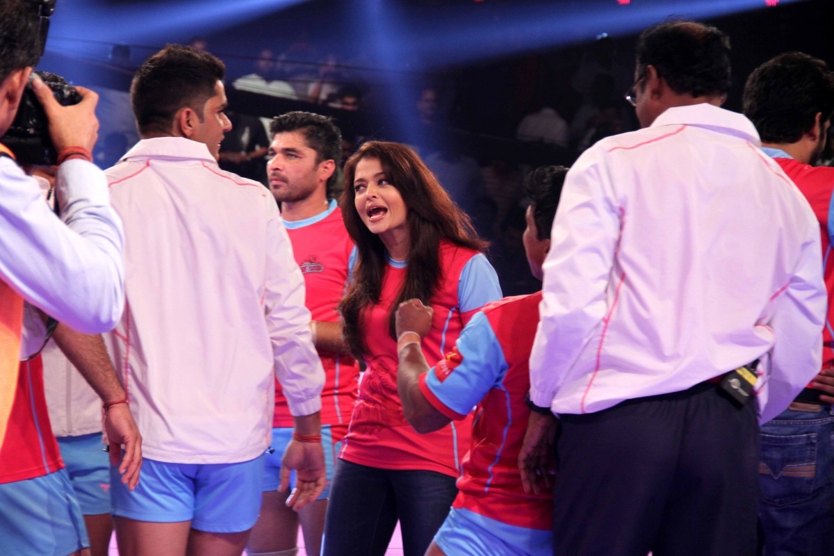 Aishwarya congratulates the team. Aishwarya Rai, Abhishek Bachchan celebrate Jaipur Pink Panthers' win