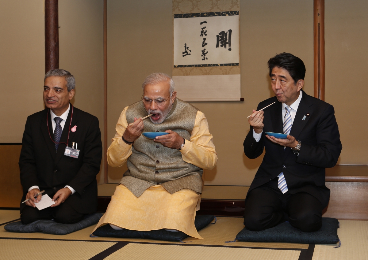 Modi eats with chopsticks