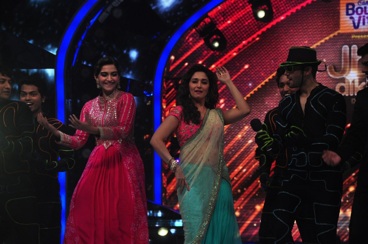 Sonam Kapoor, Fawad Khan promote 'Khoobsurat' on Jhalak Dikhhla Jaa 7 Sonam Kapoor, Fawad Khan promote 'Khoobsurat' on 'Jhalak Dikhhla Jaa 7'