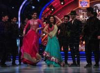 Sonam Kapoor, Fawad Khan promote 'Khoobsurat' on Jhalak Dikhhla Jaa 7
