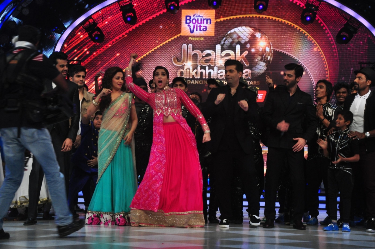 Sonam Kapoor, Fawad Khan promote 'Khoobsurat' on Jhalak Dikhhla Jaa 7 Sonam Kapoor, Fawad Khan promote 'Khoobsurat' on Jhalak Dikhhla Jaa 7