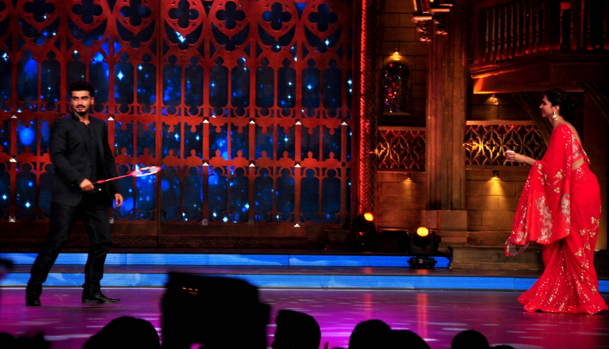 Deepika plays badminton with Arjun on the show. Arjun Kapoor, Deepika Padukone promote 'Finding Fanny' on 'Cinestars ki Khoj'