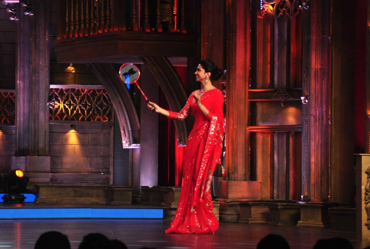 Deepika plays badminton with Arjun on the show. Arjun Kapoor, Deepika Padukone promote 'Finding Fanny' on 'Cinestars ki Khoj'
