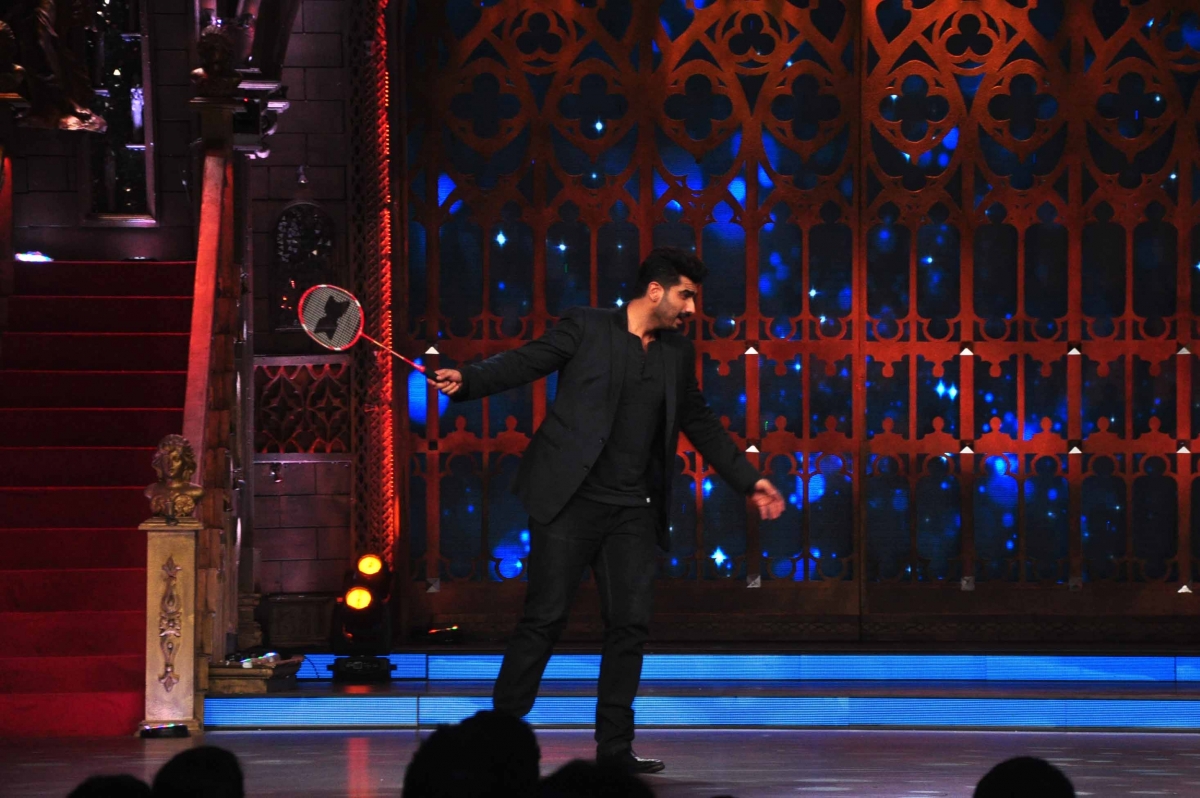 Deepika plays badminton with Arjun on the show. Arjun Kapoor, Deepika Padukone promote 'Finding Fanny' on 'Cinestars ki Khoj'