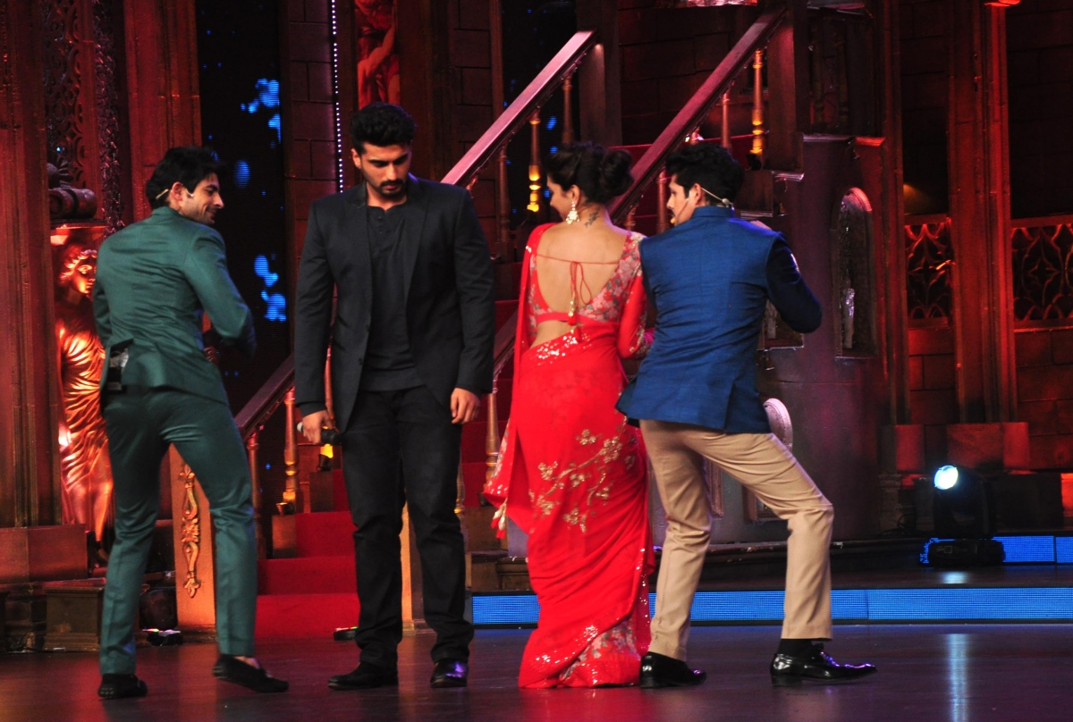 Arjun and Deepika do the 'Shake your bootiya' dance with the hosts of the show. Arjun Kapoor, Deepika Padukone promote 'Finding Fanny' on 'Cinestars ki Khoj'