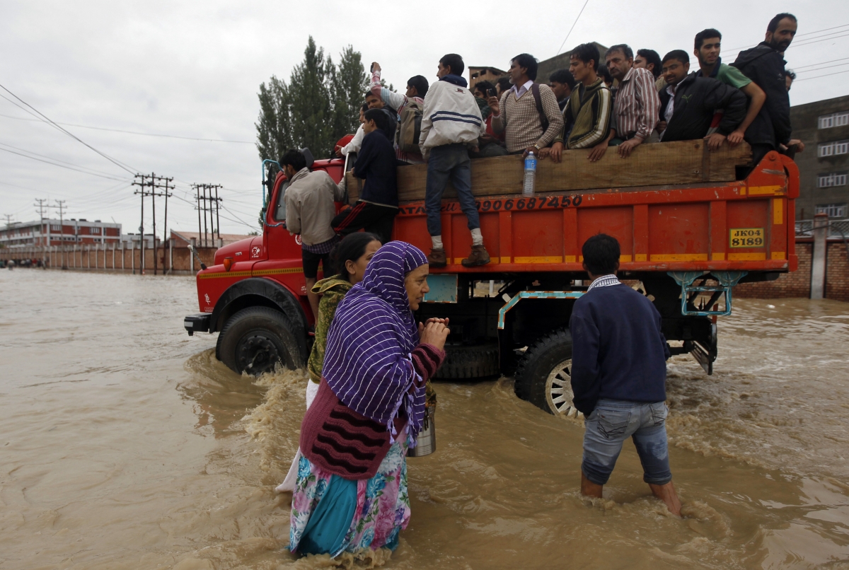 Residents of Srinagar being evacuated from flood-hit regions Kashmir Floods