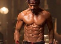 Shah Rukh Khan flaunts eight-pack abs for 'Happy New Year'