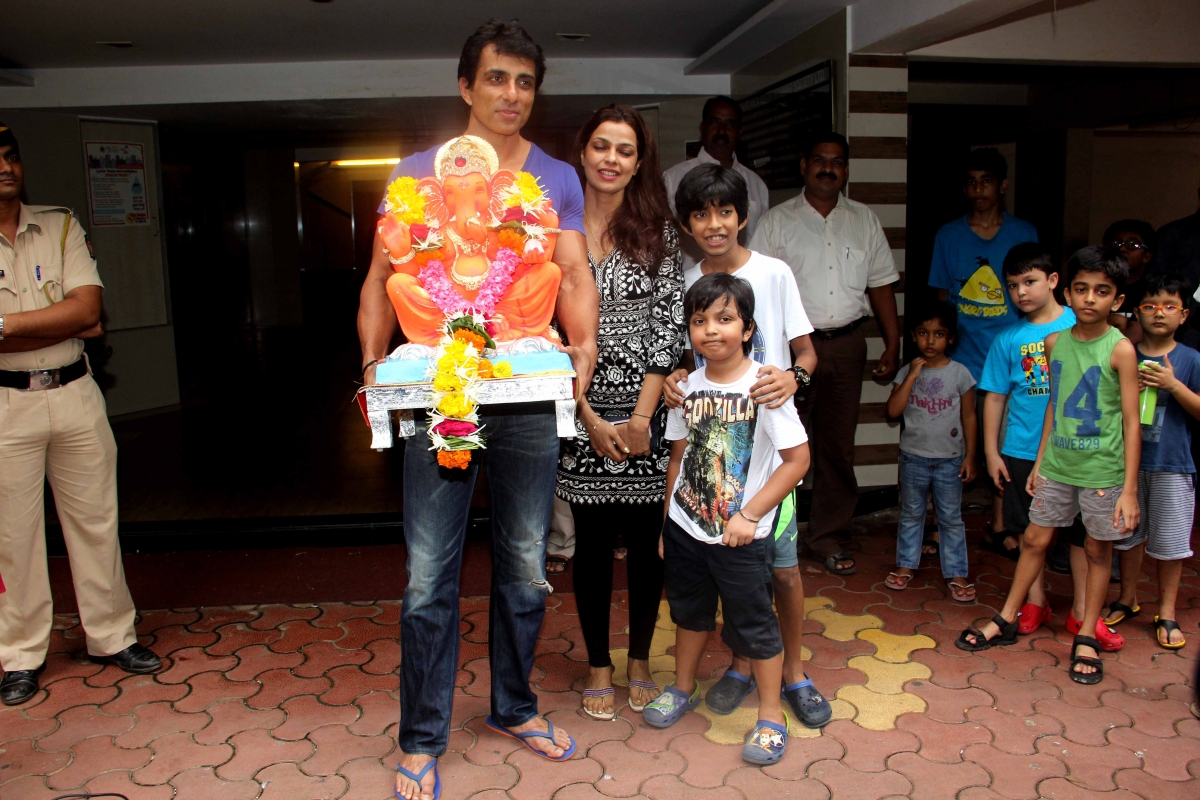 Sonu Sood bids goodbye to Lord Ganesh with his family. Ganpati Visarjan 2014