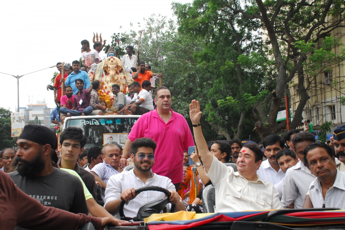 Randhir and Rajeev Kappor at their Ganpati procession. Ganpati Visarjan 2014