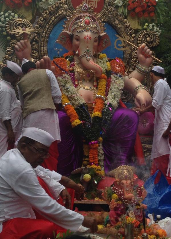 Sanjeev Kapoor enjoys the festive spirit of Mumbai. Ganpati Visarjan 2014