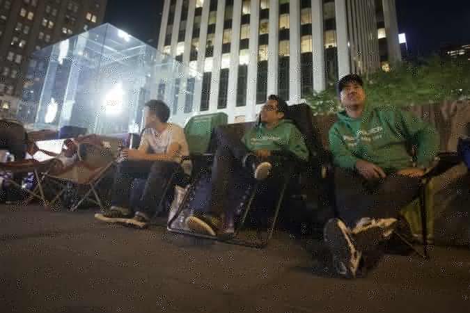 New York, UNITED STATES, People line up overnight outside an Apple store in the Manhattan borough of New York September 7, 2014, ahead of the expected release of iPhone 6 and other products this week. Apple iPhone 6 fans
