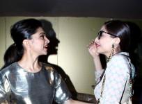 Deepika Padukone, Sonam Kapoor Patch-Up at 'Finding Fanny' Special Screening