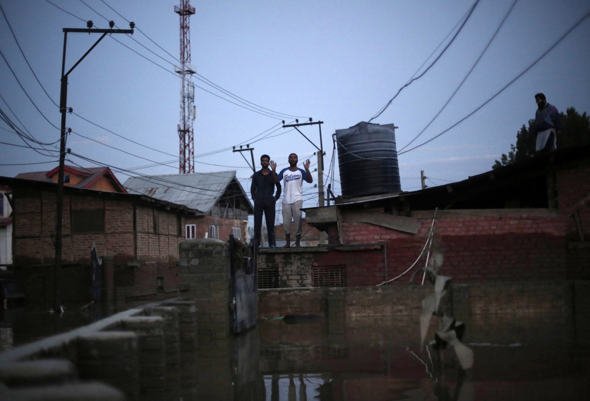 People are stranded on rooftops in Kashmir Kashmir Floods