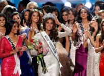 Miss Universe 2013 Gabriela Isler of Venezuela along with other contestants.