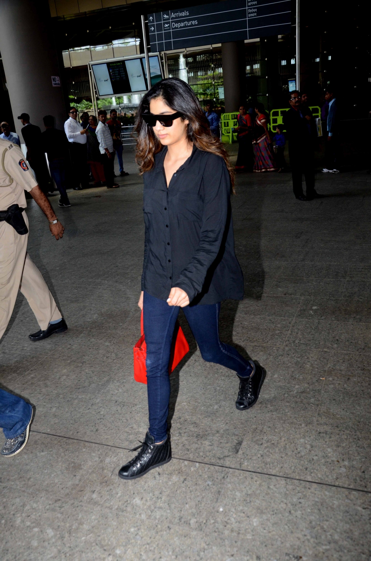 Jhanvi Kapoor wore Black shirt and Blue Jeans. She carried a contrasting red bag to add the look. Jhanvi Kapoor