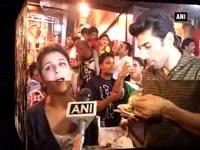 parineeti-and-aditya-relish-delhis-street-food