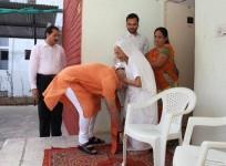 Modi seeks Mother's Blessings
