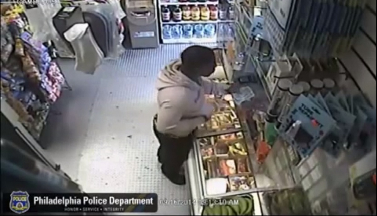 The thief pointed out the fruit keeping it inside his hooded sweatshirt disguised it as a handgun. Philadelphia Thief used Banana as a Handgun, Robbed a Store