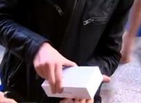 iPhone 6: First Person to Buy the New Apple Product in Perth Drops The Phone