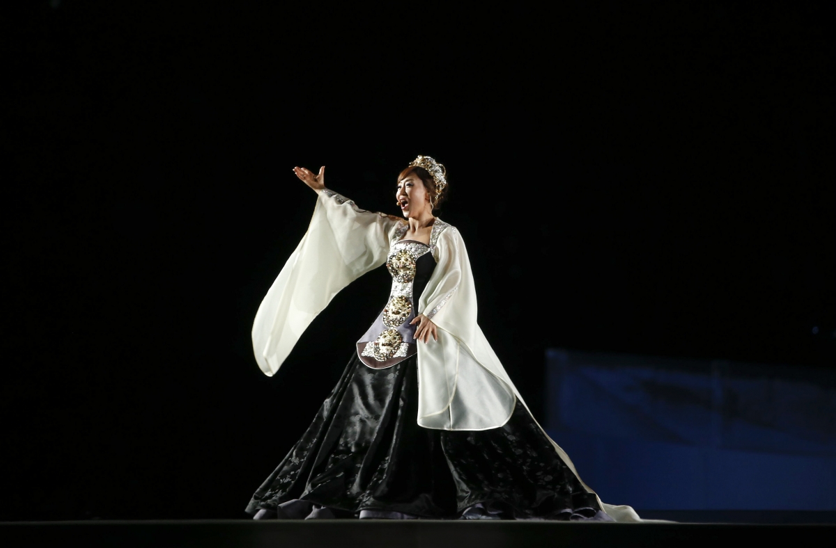 opera singer at closing ceremony