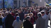ukrainian-elderly-people-queue-for-food-aid-from-russia