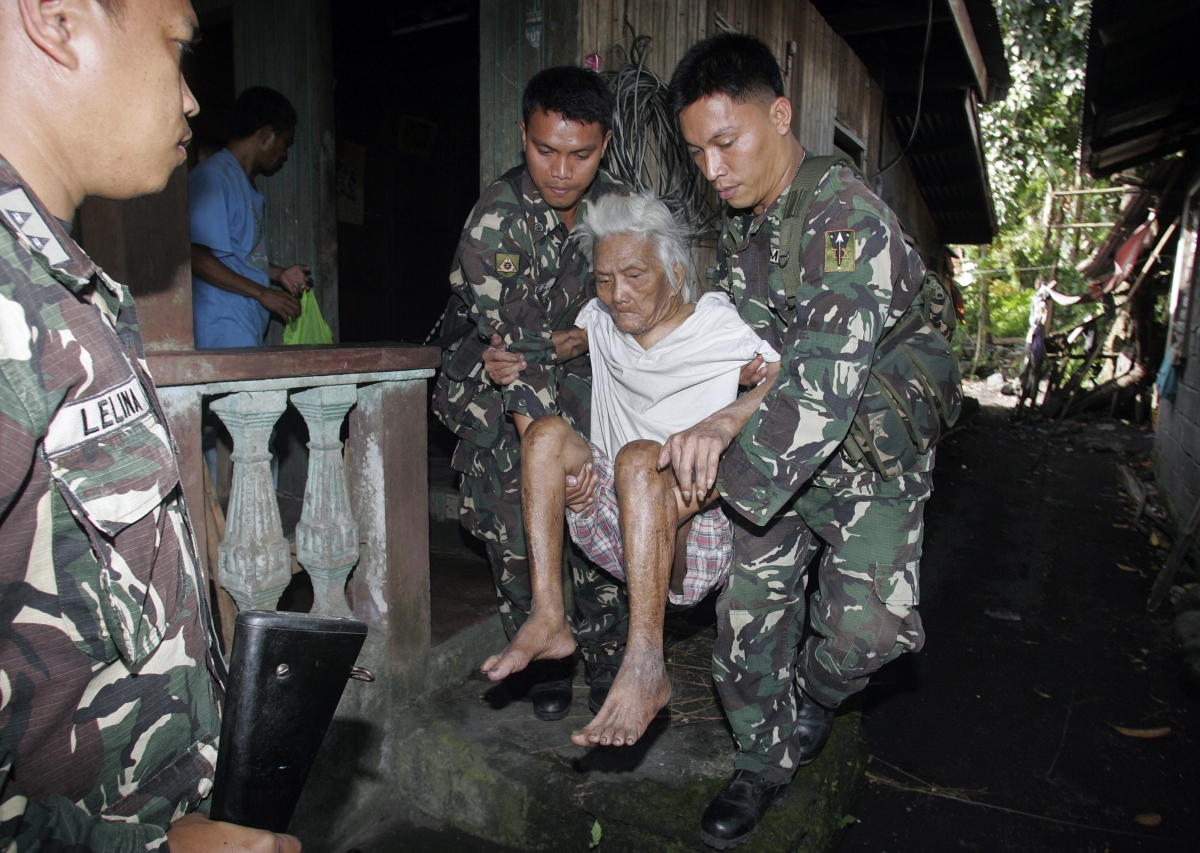 Soldiers evacuate residents from danger zones near Mayon volcano