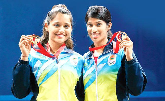 Deepika Pallikal (L) and Joshna Chinappa (R)