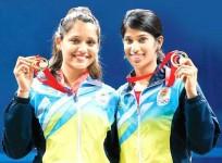 Deepika Pallikal (L) and Joshna Chinappa (R)