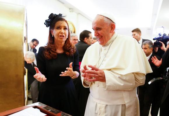 Pope Francis talks with Argentina's President Cristina Fernandez de Kirchner during a private audience at the Vatican September 20, 2014.