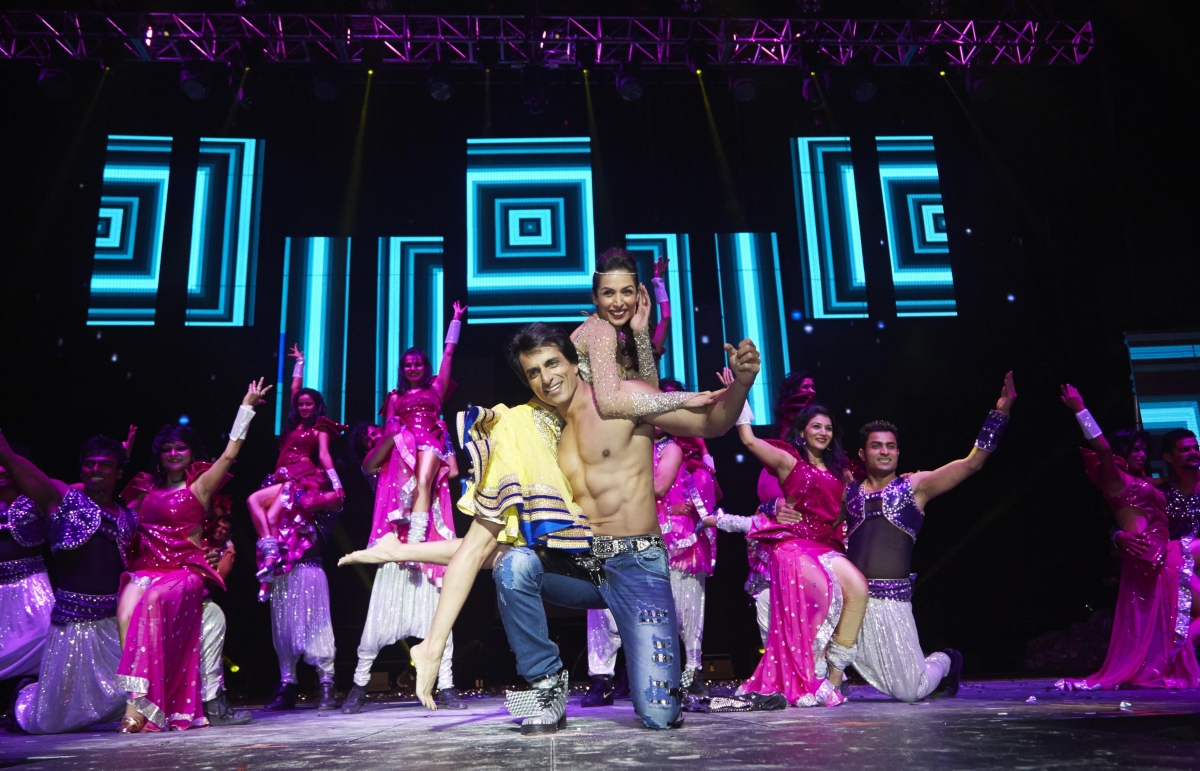 'SLAM! The Tour!': 'Happy New Year' Stars Set the Stage on Fire