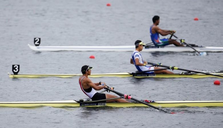 Dushyant (R) raced into a considerable lead on the half-way mark, only to fall behind to the third place in the home stretch. dushyant
