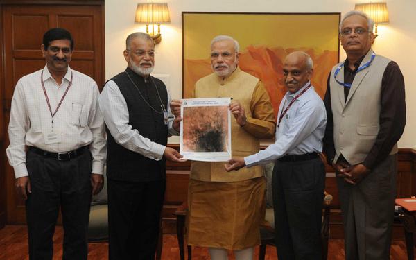 A team of scientists from ISRO present the first image clicked by Mangalyaan to Prime Minister Narendra Modi Mangalyaan
