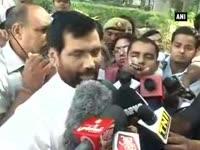 in-line-with-other-ministers-ram-vilas-paswan-picks-up-broom-for-pm-s-clean-india-mission