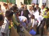swachh-bharat-campaign-pm-modi-wields-broom-at-valmiki-basti