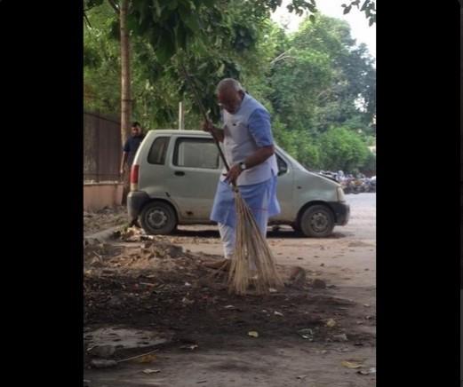 Prime Minister Narendra Modi uploaded his photo for the Clean India campaign Narendra Modi