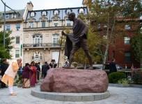 Modi bows to the statue of Mahatma Gandhi