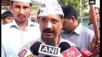 kejriwal-cleans-drains-in-new-delhi