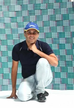 Chetan Bhagat turns Flipkart delivery boy Chetan Bhagat turns Flipkart delivery boy