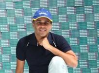 Chetan Bhagat turns Flipkart delivery boy