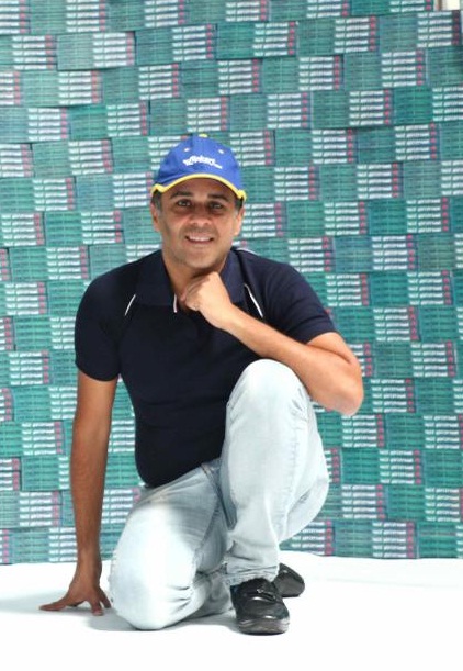 Chetan Bhagat turns Flipkart delivery boy Chetan Bhagat turns Flipkart delivery boy